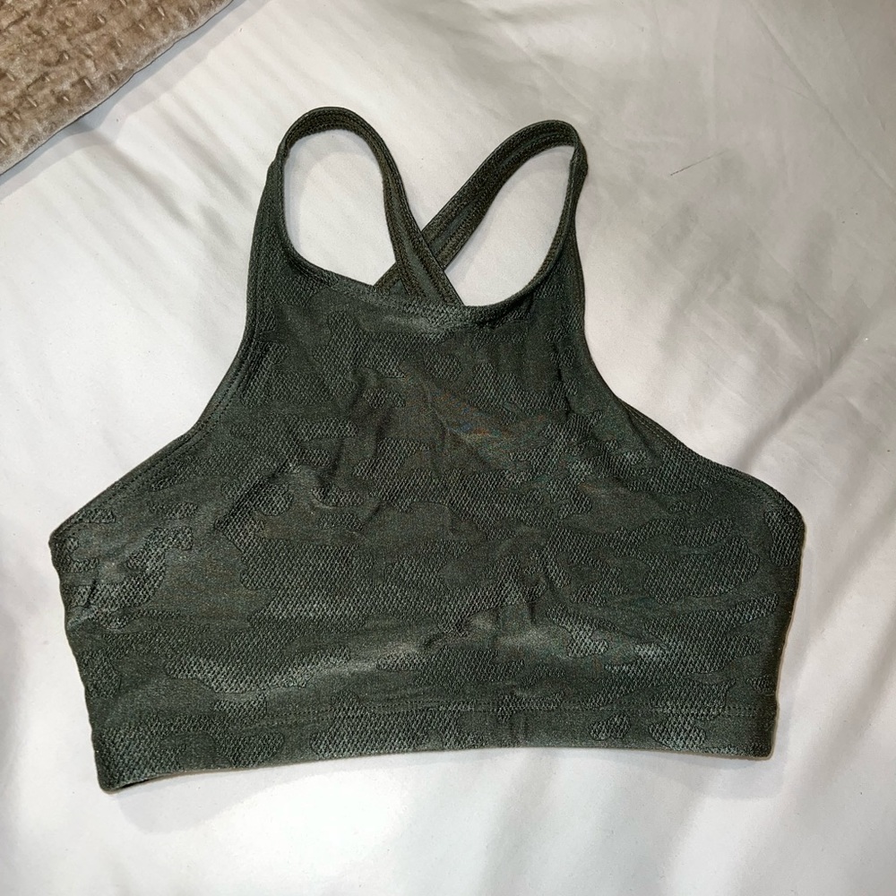 Onzie Soorts Bra size Small: army green, criss cross back, Camouflage detail.